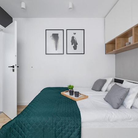 Elegant Apartment In Cracow With Balcony, Parking And Desk By Noclegi Renters Krakow Luaran gambar