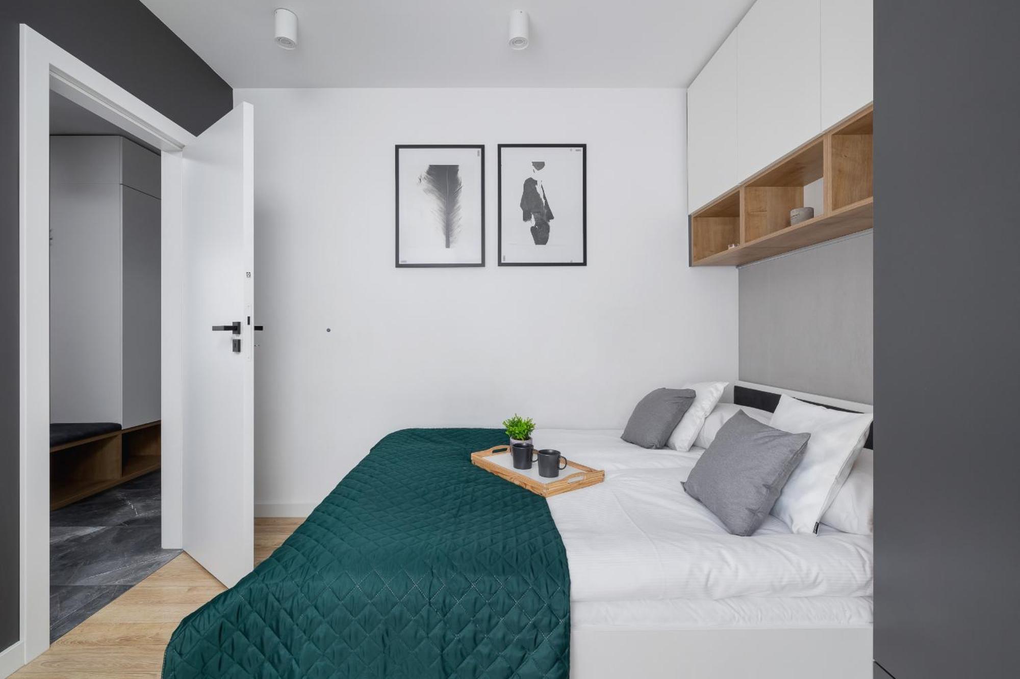 Elegant Apartment In Cracow With Balcony, Parking And Desk By Noclegi Renters Krakow Luaran gambar
