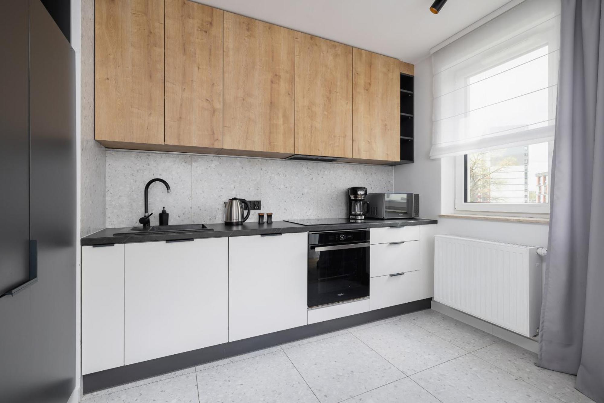 Elegant Apartment In Cracow With Balcony, Parking And Desk By Noclegi Renters Krakow Luaran gambar